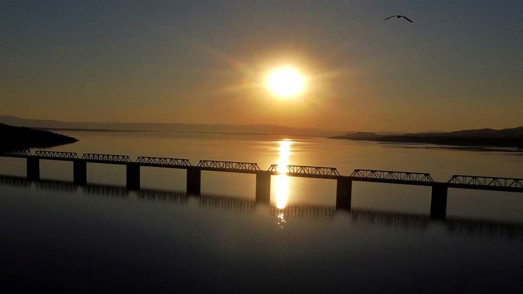 Gün batımı mı, tren mi daha güzel? Bu köprüde ikisi de var! 1986'dan beri ayakta, Fırat'ın incisi 6